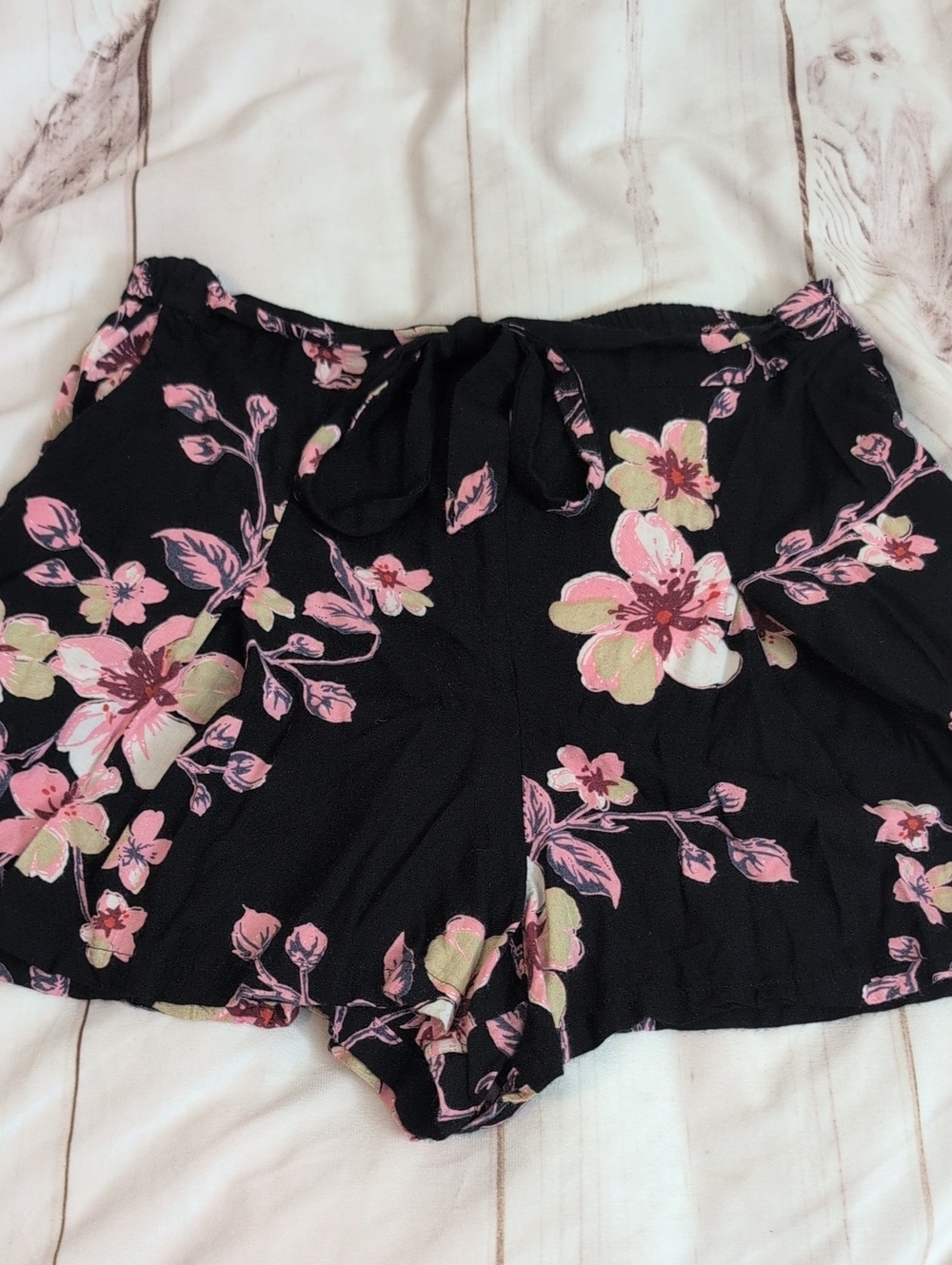 Women's Angie Floral Flowy Summer Pink And Black Shorts size Large